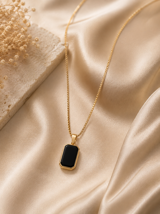 Noiré Pendant Necklace