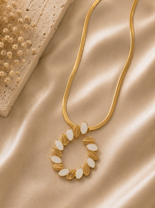 Elara Leaf Necklace