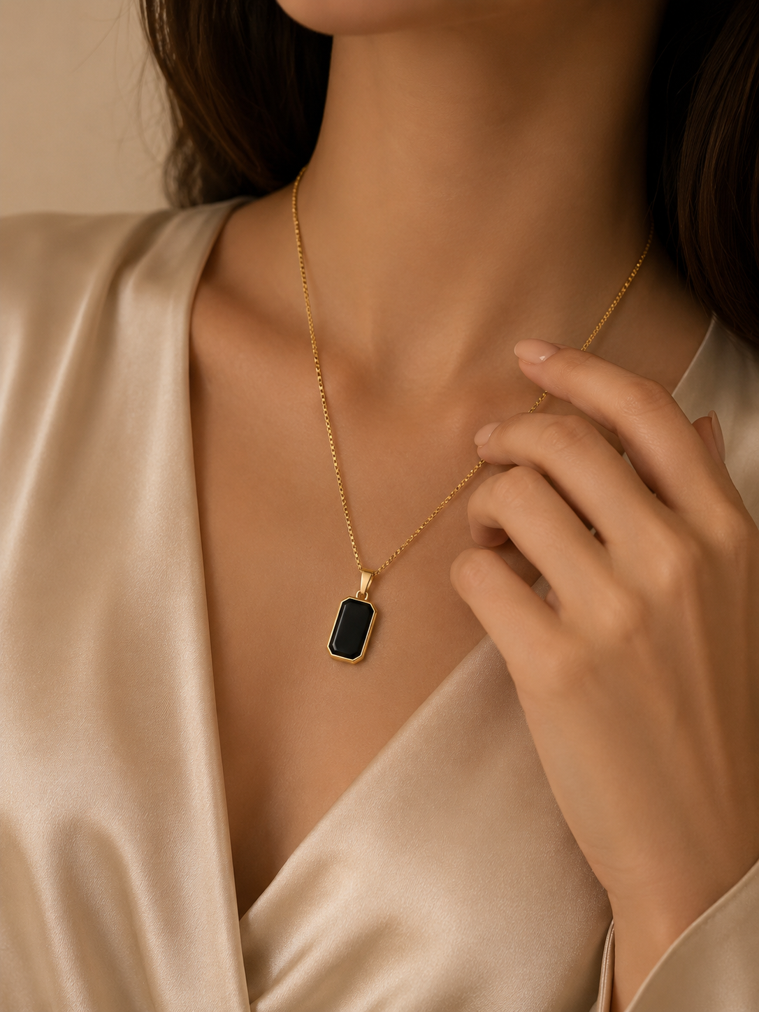 Noiré Pendant Necklace